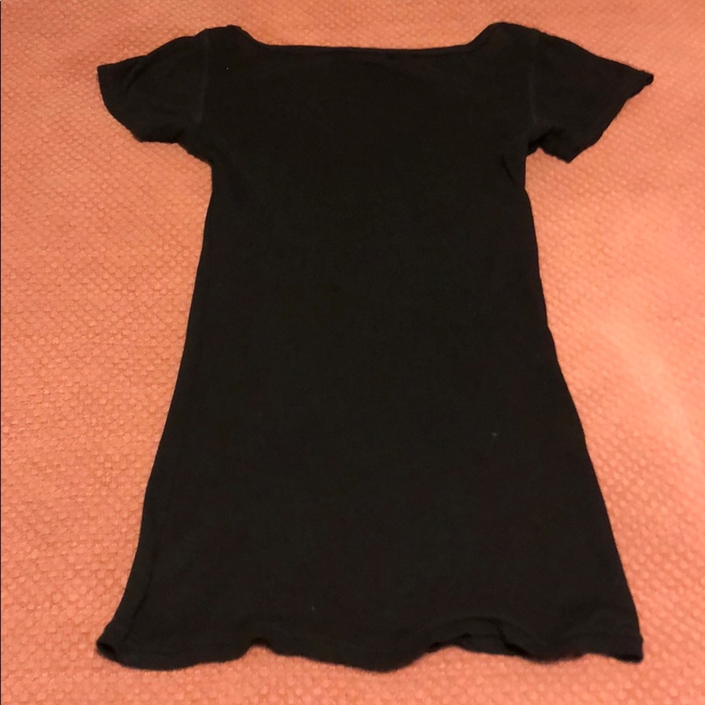 Sheer Fitted V-Neck Tee - Picture 7 of 7
